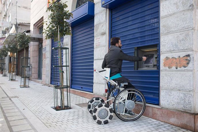 Laddroller, la silla de ruedas eléctrica que se eleva y permite mirar directamente a los ojos