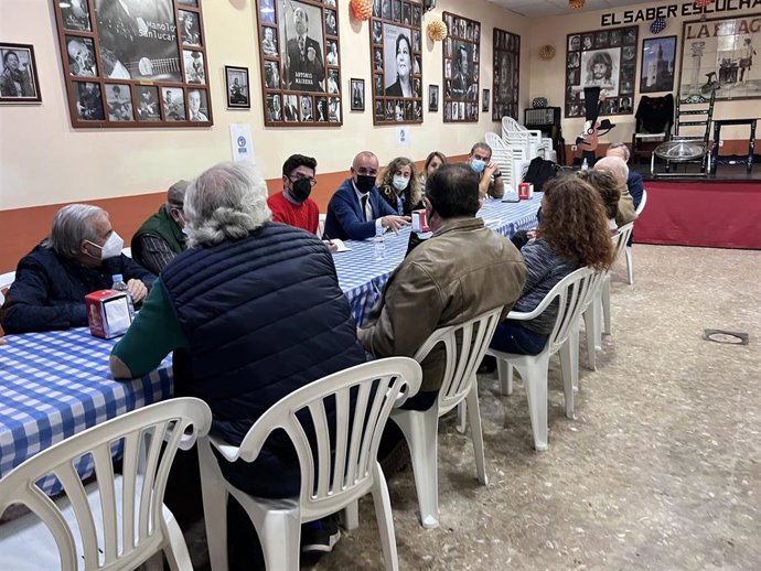 Encuentro del alcalde de Sevilla, Antonio Muñoz, con la Unión de Peñas y Entidades Flamencas de Sevilla
