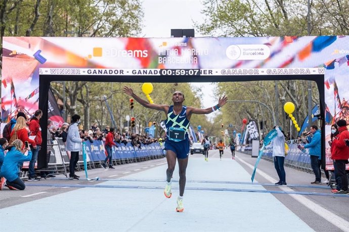 El etíope Haftu Teklu revalida su victoria en la eDreams Mitja Marató Barcelona con récord de la prueba