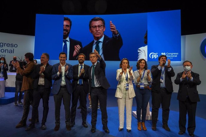 El presidente del partido del PP,  Alberto Núñez Feijóo, con los presidentes autonómicos, después de  su intervención en el segundo y último día del congreso del PP en la que Alberto Núñez Feijóo sale como nuevo presidente del partido y se inicia una nu