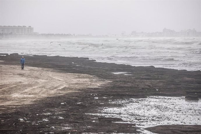 Una persona pasea por la Playa de la Malvarrosa el pasado 25 de marzo