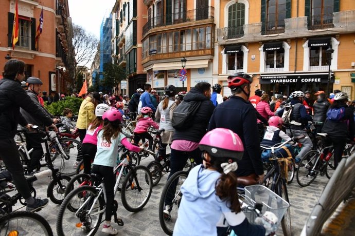 Cerca de 3.000 personas participan en la celebración de la 41 edición de la Diada Ciclista de Sant Sebasti