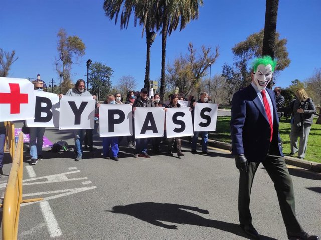 Una 'performance' denuncia que la ampliación del bypass "aplastará" a las personas