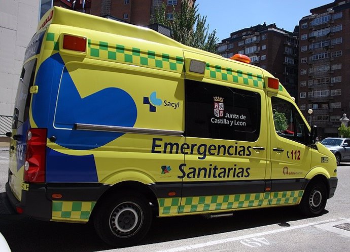 Archivo - Sucesos.- Herida una mujer de 33 años tras el vuelco de un turismo en Cuadros (León)