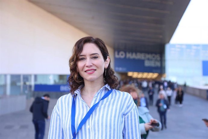 La presidenta de la Comunidad de Madrid, Isabel Díaz Ayuso, llegando a la jornada de clausura del XX Congreso Nacional del PP, en la que Alberto Núñez Feijóo sale como nuevo presidente del partido y se inicia una nueva etapa, con el objetivo de llegar a