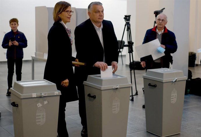 El primer ministro húngaro, Viktor Orbán, vota en las elecciones generales