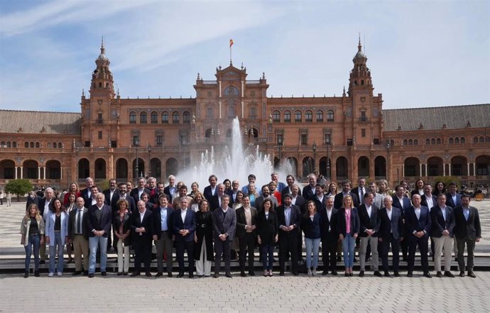 El presidente del PP, Alberto Nuñez Feijóo, con su nuevo equipo en la Plaza de España de Sevilla.