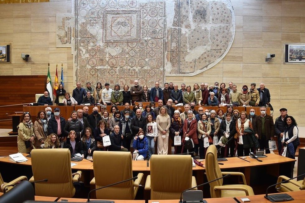Foto de familia de la visita de la Asociación Senderista 'El Bordón' de Plasencia a la Asamblea extremeña.