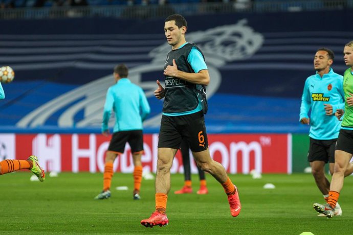 Archivo - Taras Stepanenko of Shaktar Donetsk warms up during the UEFA Champions League, Group D, football match played between Real Madrid and Shakhtar Donetsk at Santiago Bernabeu stadium on November 03, 2021, in Madrid, Spain.