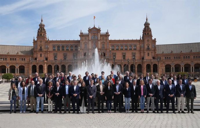El presidente del PP, Alberto Nuñez Feijóo, con su nuevo equipo en la Plaza de España de Sevilla.