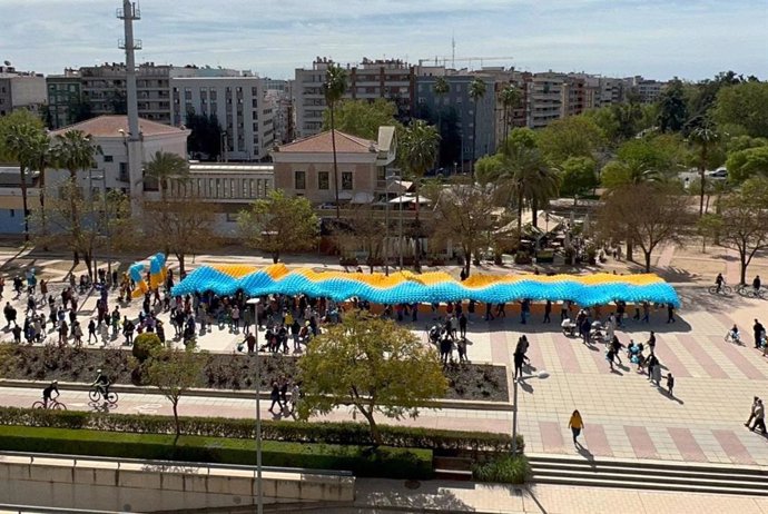 Desfile de una bandera de Ucrania recreada con globos en Córdoba
