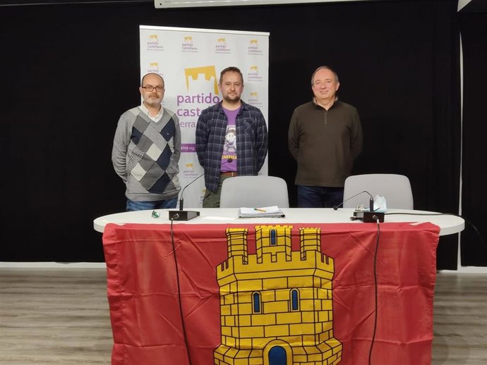El nuevo presidente del Partido Castellano-Tierra Comunera, Carlos Gómez (centro), junto a Luis Marcos (dcha) y Pedro Manuel Soriano (izda).