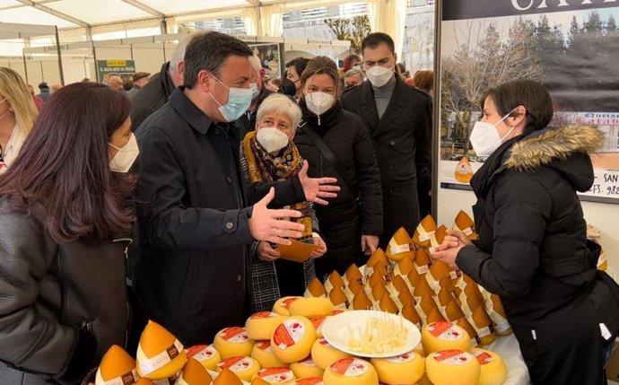 El secretario xeral del PSdeG, Valentín González Formoso, visita la Feira do Queixo San Simón da Costa, en Vilalba