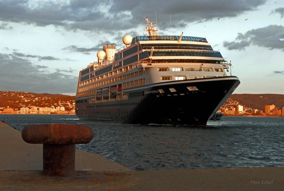 El crucero Zamara Pursuit llegando a Palamós (Girona)