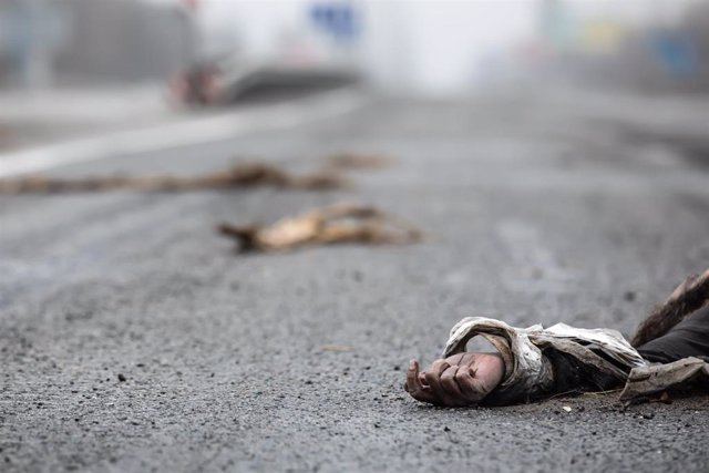 La mano de un cadáver en la localidad de Bucha, a las afueras de Kiev, en Ucrania