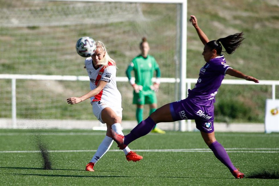 Archivo - Cecilie Struck y Cristina Martín-Prieto durante un Rayo Vallecano-UDG Tenerife 