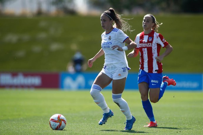 Archivo - Athenea del Castillo of Real Madrid and Barbara Latorre of Atletico de Madrid in action during the spanish women league, Primera Iberdrola, football match played between Real Madrid and Atletico de Madrid at Alfredo Di Stefano stadium on Septe