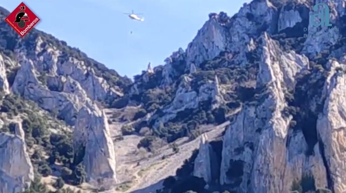 Rescate de un hombre en el barranc estret de les penyes, entre Callosa d'en Sarri y Bolulla