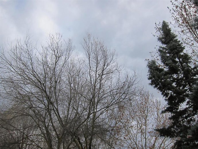 Archivo - Cielo nuboso en Extremadura.