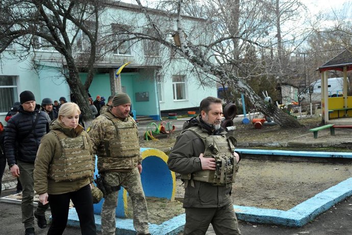 Archivo - 19 February 2022, Ukraine, Stanytsia Luhanska: Governor of Luhansk Oblast Serhii Haidai (R) and Iryna Vereshchuk (L), Ukrainian Minister of Reintegration of Temporarily Occupied Territories, arrive to inspect the damage at a kindergarten that 