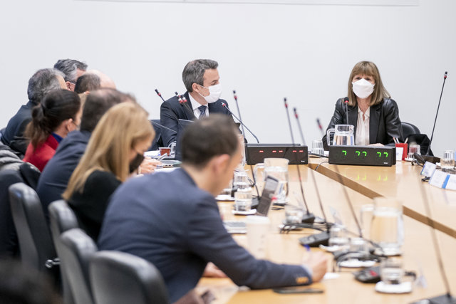 El concejal de Cs, Santiago Saura, y la jefa del Departamento de Contratación, María Teresa Peral García, en la segunda sesión de la Comisión de Investigación por el presunto espionaje a la presidenta de la Comunidad de Madrid, Isabel Díaz Ayuso