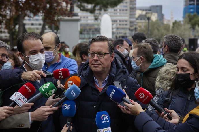 El portavoz parlamentario del Partido Popular en Madrid, Alfonso Serrano Sánchez-Capuchino, realiza declaraciones en una manifestación a favor de las víctimas del terrorismo, en la Plaza de Colón, a 22 de marzo de 2022, en Madrid (España). La protesta h