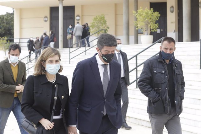 El vicepresidente de la Junta de Andalucía y consejero de Turismo, Regeneración, Justicia y Administración Local, Juan Marín con la consejera de Empleo, Formación y Trabajo Autónomo de la Junta de Andalucía, Rocío Blanco, llegan a el Parque Cementerio de 