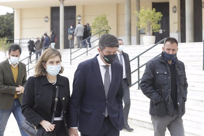 El vicepresidente de la Junta de Andalucía y consejero de Turismo, Regeneración, Justicia y Administración Local, Juan Marín con la consejera de Empleo, Formación y Trabajo Autónomo de la Junta de Andalucía, Rocío Blanco, llegan a el Parque Cementerio d