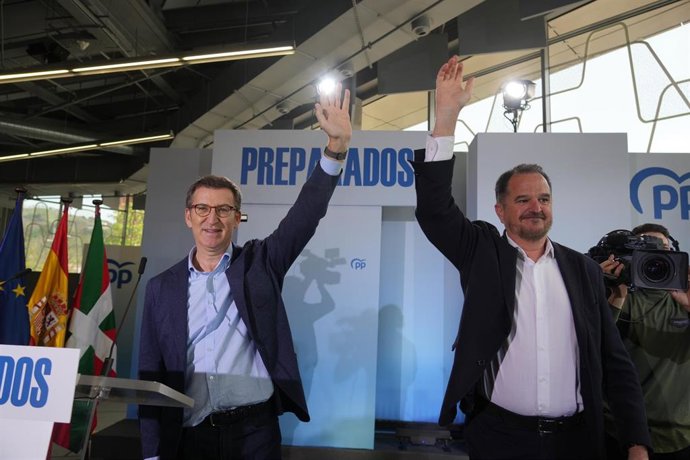 El  presidentge del Partido Popular, Alberto Núñez Feijóo (i), y el presidente del PP del País Vasco, Carlos Iturgaiz