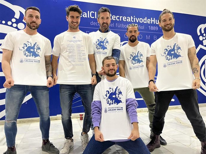 Parte de la plantilla celebra el ascenso de este domingo.