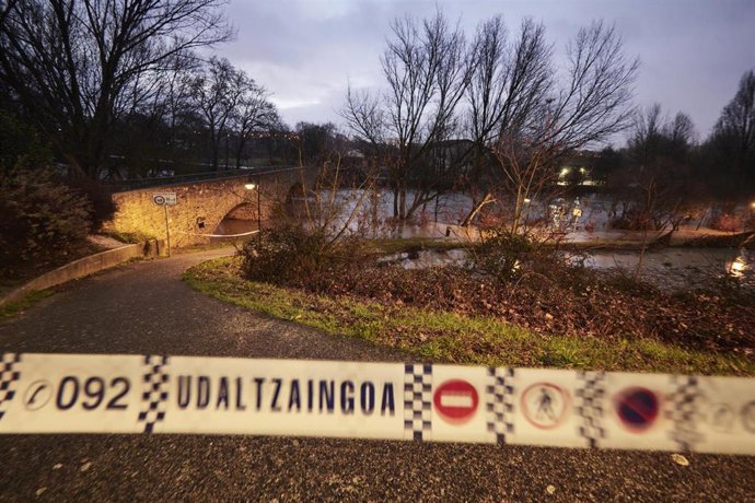 Archivo - Una cinta que corta el paso a la zona donde el río Arga se ha desbordado a su paso por Pamplona, a 10 de enero de 2022, en Pamplona, Navarra, (España). El Ayuntamiento de Pamplona ha activado el nivel de emergencia ante el aumento del caudal d