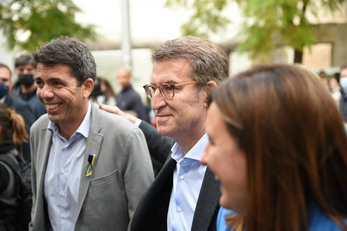 El presidente de la Xunta, y precandidato a la Presidencia del Partido Popular, Alberto Núñez Feijóo (c), acompañado del presidente del PPCV, Carlos Mazón. 