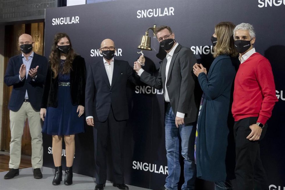 Archivo - El presidente y fundador de Sngular, José Luis Vallejo, toca la campana que marca el debut de la empresa en BME Growth el miércoles 1 de diciembre de 2021 en el Palacio de la Bolsa de Madrid.