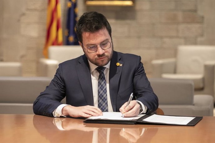 El presidente de la Generalitat, Pere Aragons, firma el decreto de impulso de la convocatoria de la consulta de los Juegos Olímpicos de Invierno de 2030.