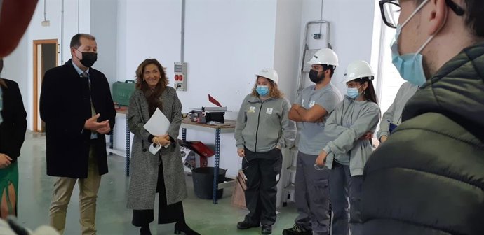 Rull visita en El Cuervo una de las acciones mixtas de Empleo y Formación de la Junta para la provincia.