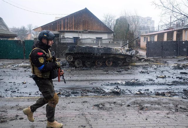 Soldado ucraniano inspecciona una zona atacada en Bucha.