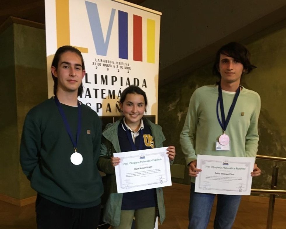Los estudiantes Pablo Puerto, Clara Briand y Pablo Troyano han logrado medalla tras participar en la Olimpiada Matemática Española celebrada en la Universidad Internacional de Andalucía.
