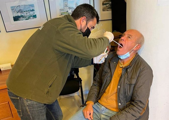 Toma de muestras en Villamartín del programa ADN de Diputación.