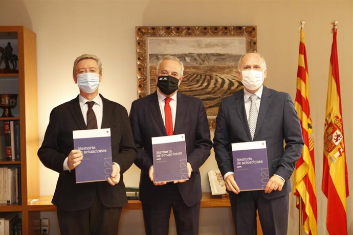 El presidente de la Cámara de Cuentas, Alfonso Peña, y el vicepresidente, Luis Rufas, con el presidente de las Cortes, Javier Sada.