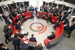 Archivo - 06 September 2021, United Kingdom, London: Traders are seen in the Ring at the London Metals Exchange after open-outcry trading returned for the first time since March 2020, when the Ring was temporarily closed due to the coronavirus pandemic. T