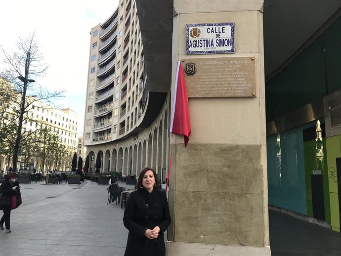 La vicealcaldesa y consejera municipal de Cultura y Proyección Exterior, Sara Fernández, ha descubierto una placas con inscripció que realzan la resignificación de la calle dedicada a la enfermera, Agustina Simón, fallecida en la Guerra Civil