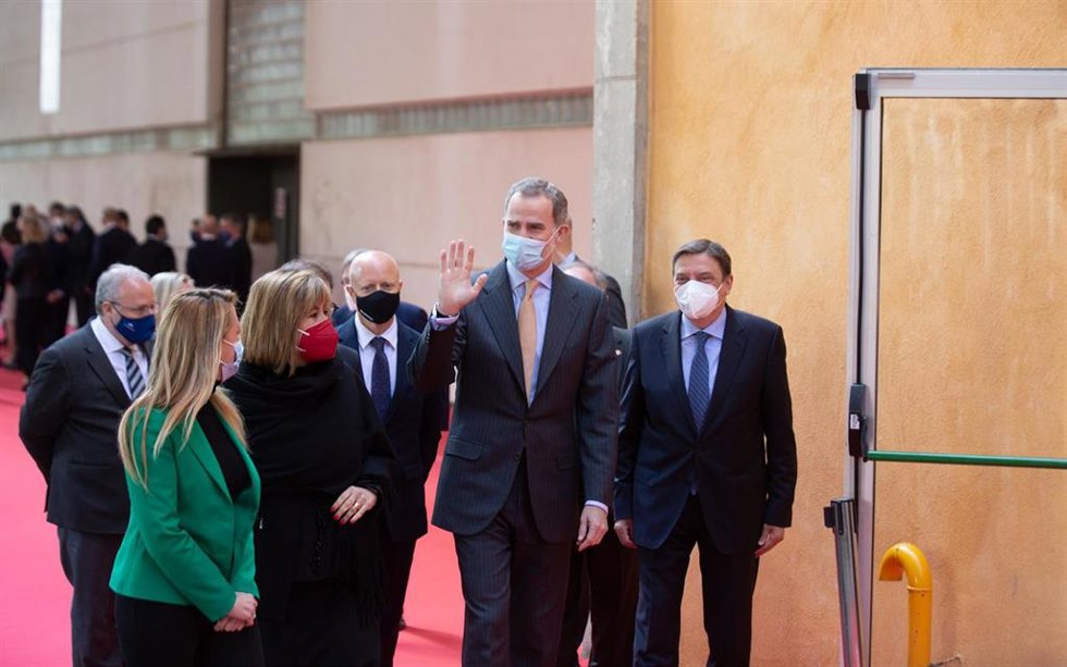 El Rey Felipe VI (3i) y el ministro de Agricultura, Pesca y Alimentación, Luis Planas (4i), a su llegada a la inauguración de la feria Alimentaria & Hostelco 2022, en la Fira de Barcelona, a 4 de abril de 2022, en L'Hospitalet, Barcelona, Cataluña (Espa