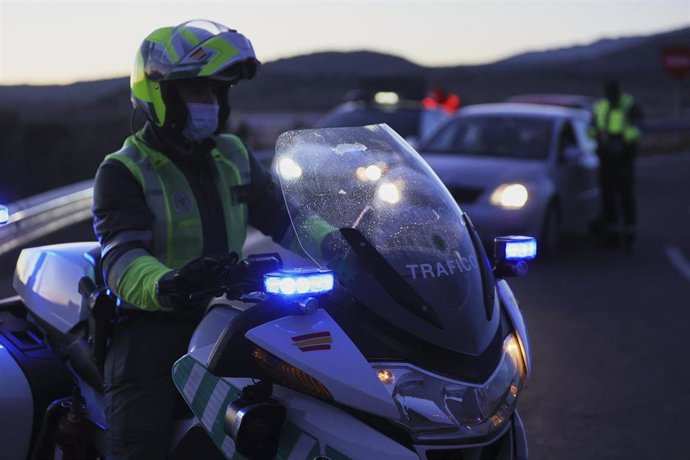 Archivo - Un agente de tráfico durante un control de la Guardia Civil un día antes de la Operación de Nochevieja, en la carretera A-1, a 30 de diciembre de 2021, en Madrid, (España). El próximo 31 de diciembre arranca la segunda fase de la Operación de 
