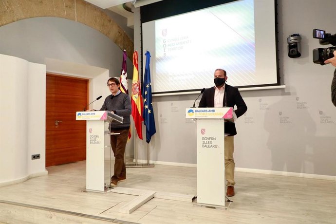 El portavoz del Govern, Iago Negueruela, y el conseller de Medio Ambiente y Territorio, Miquel Mir.
