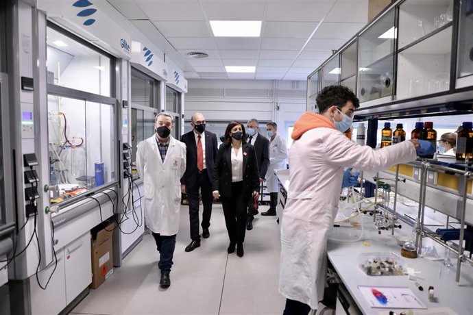 Andreu visita con el rector de la UR la ampliación de los laboratorios de la universidad riojana
