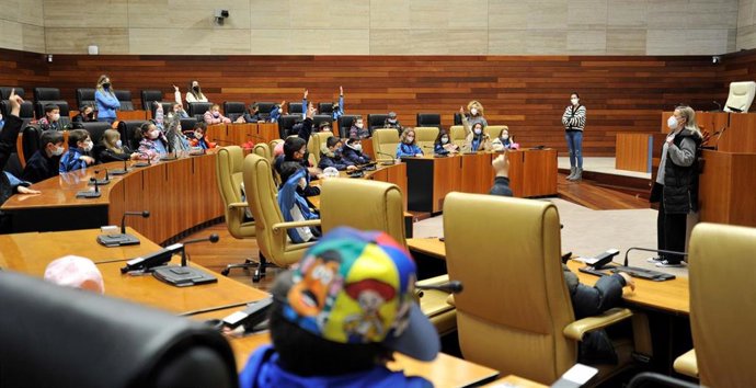 La presidenta de la Asamblea, Blanca Martín, durante una visita de escolares a la Cámara regional