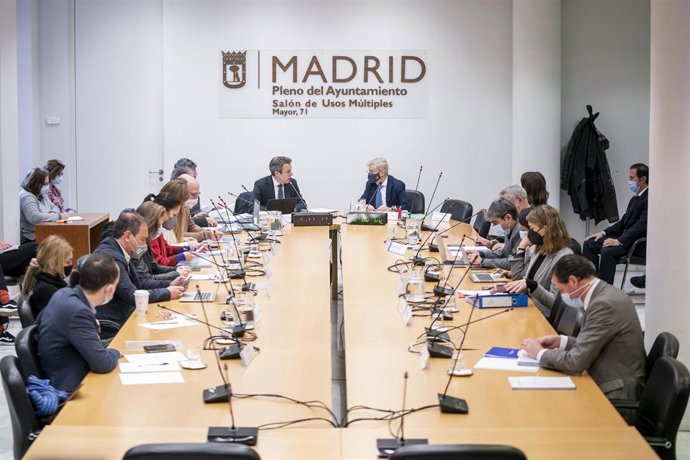 El concejal de Cs, Santiago Saura (i), y el gerente de la EMVS, José Antonio Acosta, en la segunda sesión de la Comisión de Investigación por el presunto espionaje a la presidenta de la Comunidad de Madrid, Isabel Díaz Ayuso 