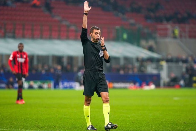 Archivo - Clément Turpin referee during the UEFA Champions League, Group B football match between AC Milan and FC Porto on November 3, 2021 at San Siro stadium in Milan, Italy - Photo Morgese-Rossini / DPPI