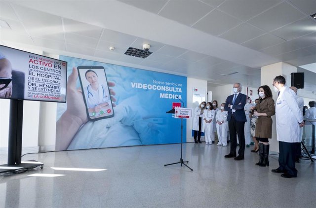 Archivo - La presidenta de la Comunidad de Madrid, Isabel Díaz Ayuso, y el consejero de Sanidad de la Comunidad de Madrid, Enrique Ruiz Escudero (i), en la presentación del funcionamiento de la nueva videoconsulta médica, en el Hospital Universitario de H