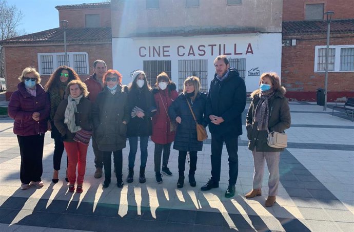 El alcalde de Valladolid (segundo por la derecha) junto a representantes vecinales en la plaza del Cine Castilla.
